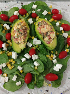 Una foto de Ensalada de aguacates con espinacas