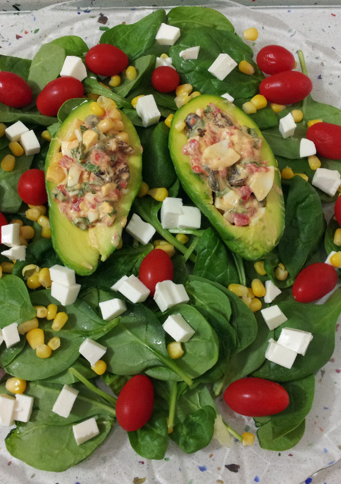 Una foto de Ensalada de aguacates con espinacas