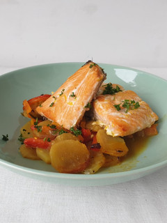 Una foto de Salmón al horno a la naranja con verduras