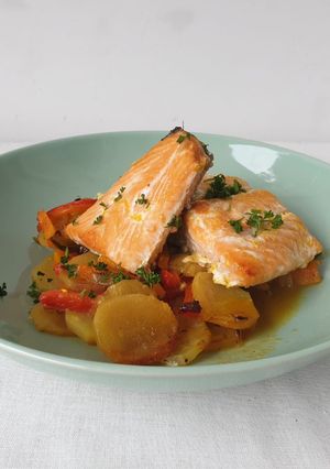 Una foto de Salmón al horno a la naranja con verduras