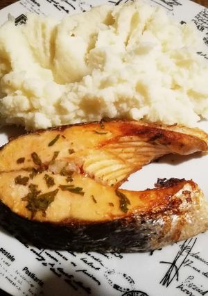 Una foto de Salmón al horno con puré
