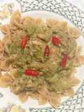 Farfallette con peperoni, tonno, salmone e filetti di acciughe
