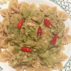 Foto di Farfallette con peperoni, tonno, salmone e filetti di acciughe