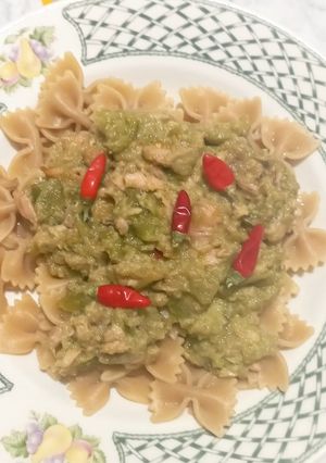 Foto di Farfallette con peperoni, tonno, salmone e filetti di acciughe