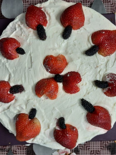 A picture of Berry Lemon cake.
