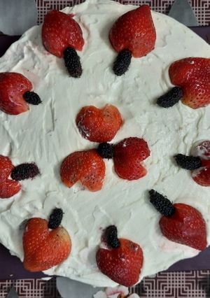 A picture of Berry Lemon cake.