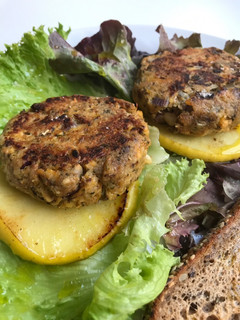 Una foto de Chicken burger 🍔con manzana