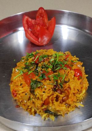 टोमॅटो राईस (Tomato Rice Recipe In Marathi) रेसिपी चे मुख्य फोटो 