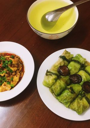 Hình của món Bắp cải cuộn thịt sốt nấm.