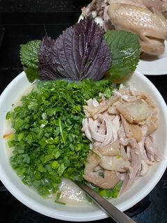 Hình của món Cháo gà hành lá tía tô gừng giải cảm.