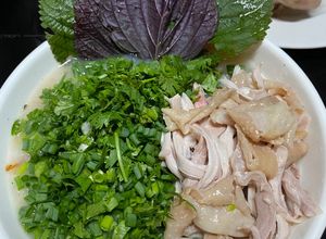 Hình của món Cháo gà hành lá tía tô gừng giải cảm.