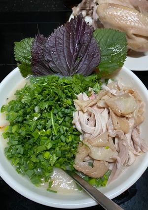 Hình của món Cháo gà hành lá tía tô gừng giải cảm.