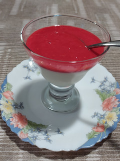 Una foto de Queso mascarpone con puré de frambuesas light