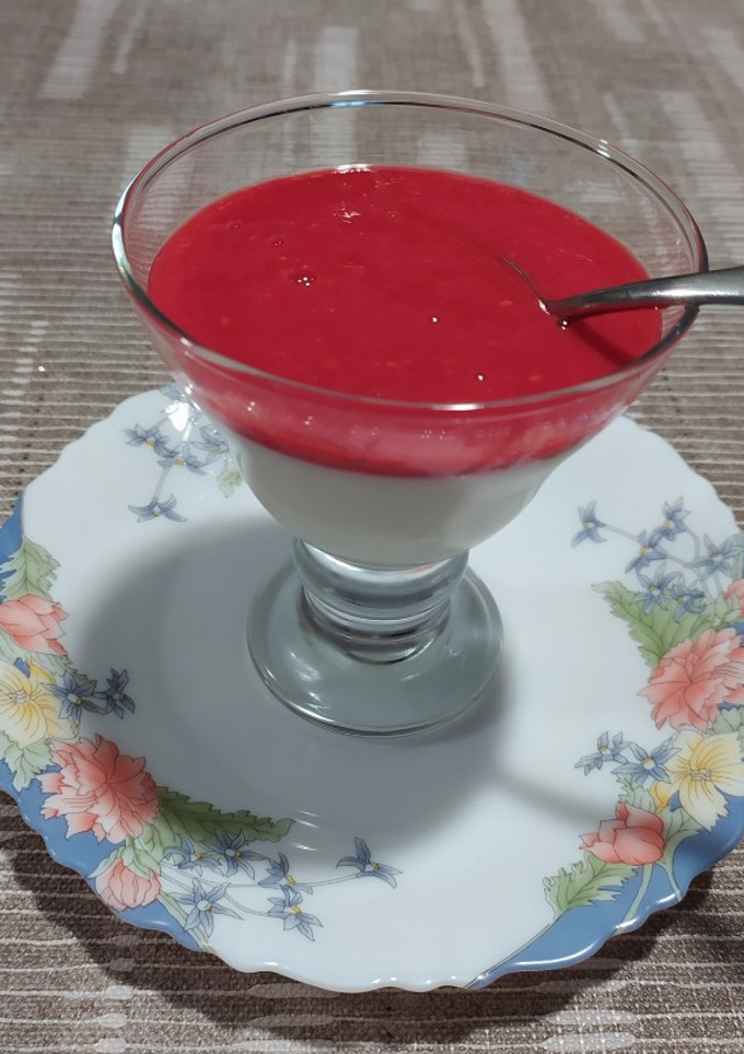 Una foto de Queso mascarpone con puré de frambuesas light