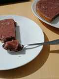 Gâteau confiture de fruits rouges et raisins secs