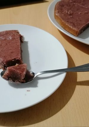 Une photo de Gâteau confiture de fruits rouges et raisins secs