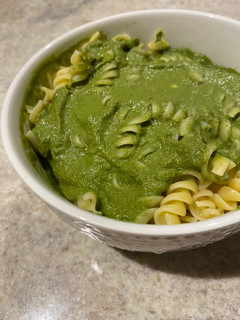 Una foto de Fideos con salsa verde 🍃