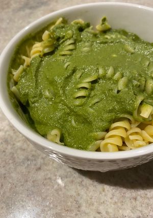Una foto de Fideos con salsa verde 🍃