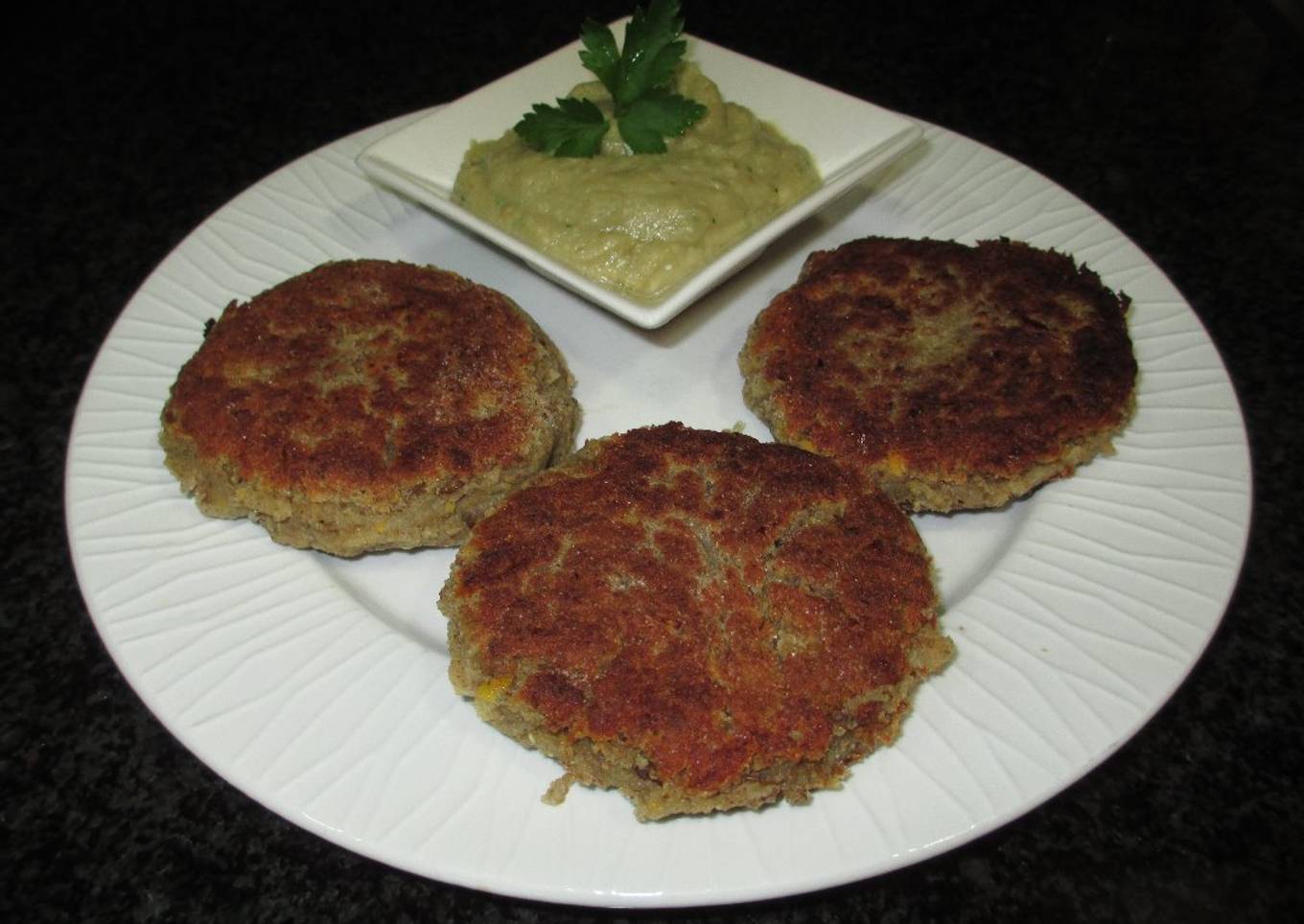 Mini hamburguesas de lentejas y maíz con crema de berenjena asada- veggie