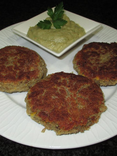 Una foto de Mini hamburguesas de lentejas y maíz con crema de berenjena asada- veggie