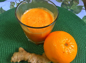 Una foto de Elixir de piña, zanahoria, jengibre y cúrcuma