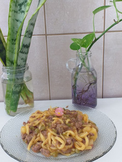 Una foto de Fideos fresco con salsa y carne molida😋🍝