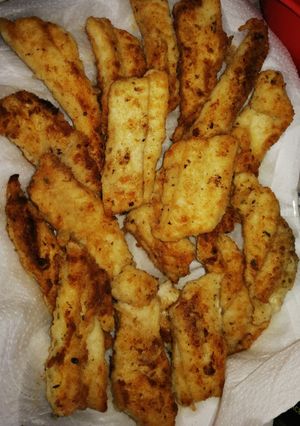 Una foto de Pescado rebozado con papas rústicas... 💛