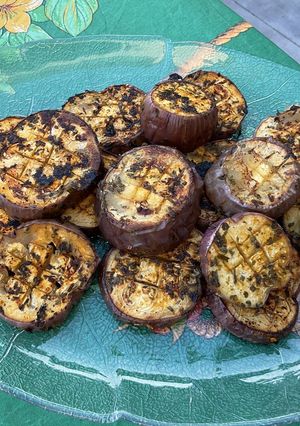 Une photo de Aubergines graffiti marinées grillées à la plancha