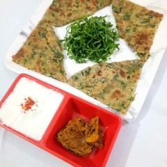 A picture of Spinach Paratha.