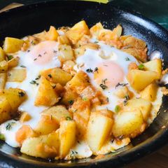 A picture of One-pan Potatoes and Eggs.