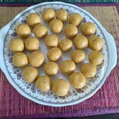 A picture of Besan ladoo.