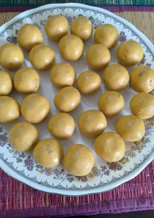 A picture of Besan ladoo.