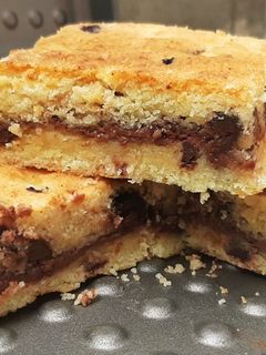 Una foto de CUADRADITOS COOKIES RELLENOS DE Nutella!