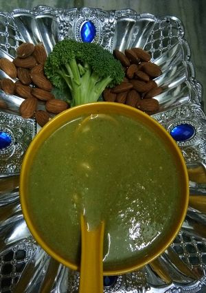 A picture of Broccoli almonds soup.