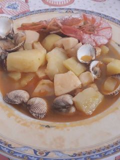 Una foto de 🦑🦑Estofado de patatas con calamares y berberechos🦑🦑
