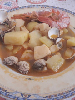 Una foto de 🦑🦑Estofado de patatas con calamares y berberechos🦑🦑