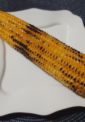 Une photo de Maïs grillé a la braise 🌽
