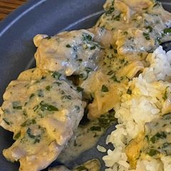 A picture of Creamy garlic mushroom chicken.