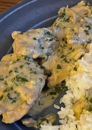 A picture of Creamy garlic mushroom chicken.