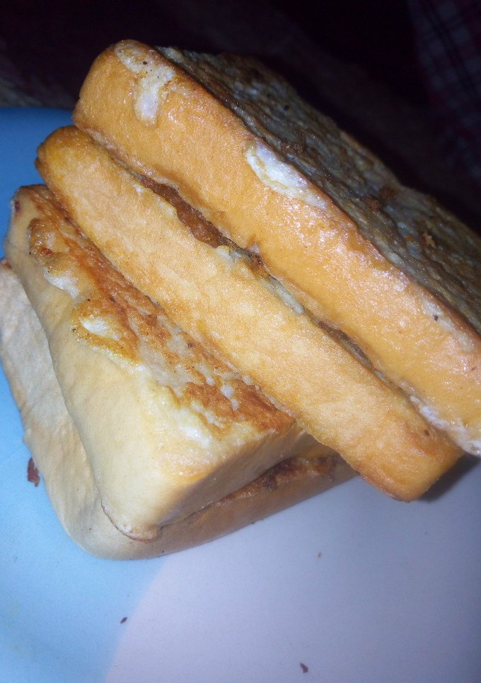 A picture of Deep bread in egg.