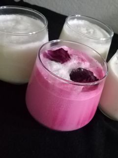 રોઝ ઠંડાઈ (Rose thandai recipe in Gujarati) રેસીપી મુખ્ય ફોટો