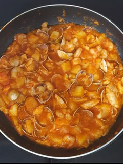 Una foto de Caldereta de Merluza, gambas y almejas