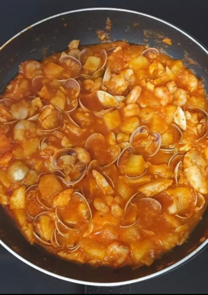 Una foto de Caldereta de Merluza, gambas y almejas