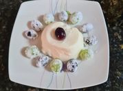 Una foto de postre rapido de yogur natural