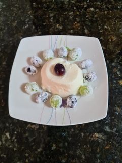 Una foto de Flan de queso con uvas
