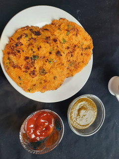 वेजिटेबल उत्तपम ऑन तवा (vegetable uttapam on tawa recipe in Hindi) रेसिपी मुख्य फोटो