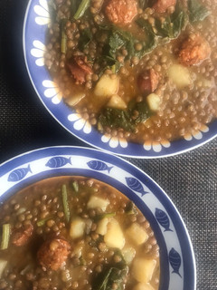 Una foto de Lentejas con chorizo y vegetarianas. Dos versiones en una sola receta