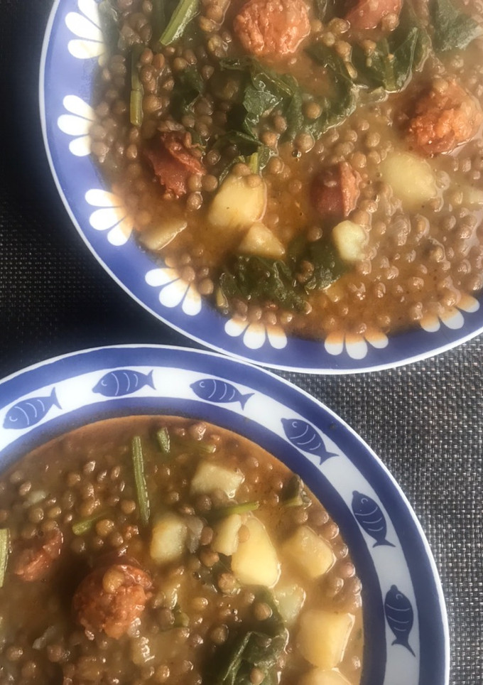 Una foto de Lentejas con chorizo y vegetarianas. Dos versiones en una sola receta
