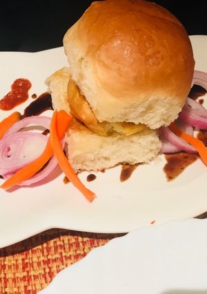 A picture of Vada paav.