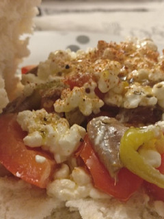 Una foto de Bocadillo de tomates, ricotta, anchoas y guindillas